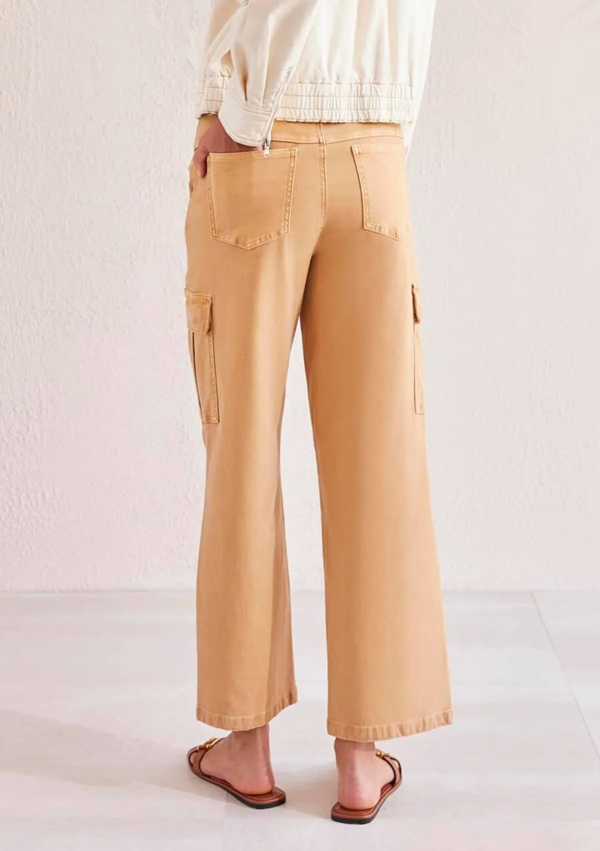 Brooke Hugging Wide Leg Jeans with Cargo Pockets