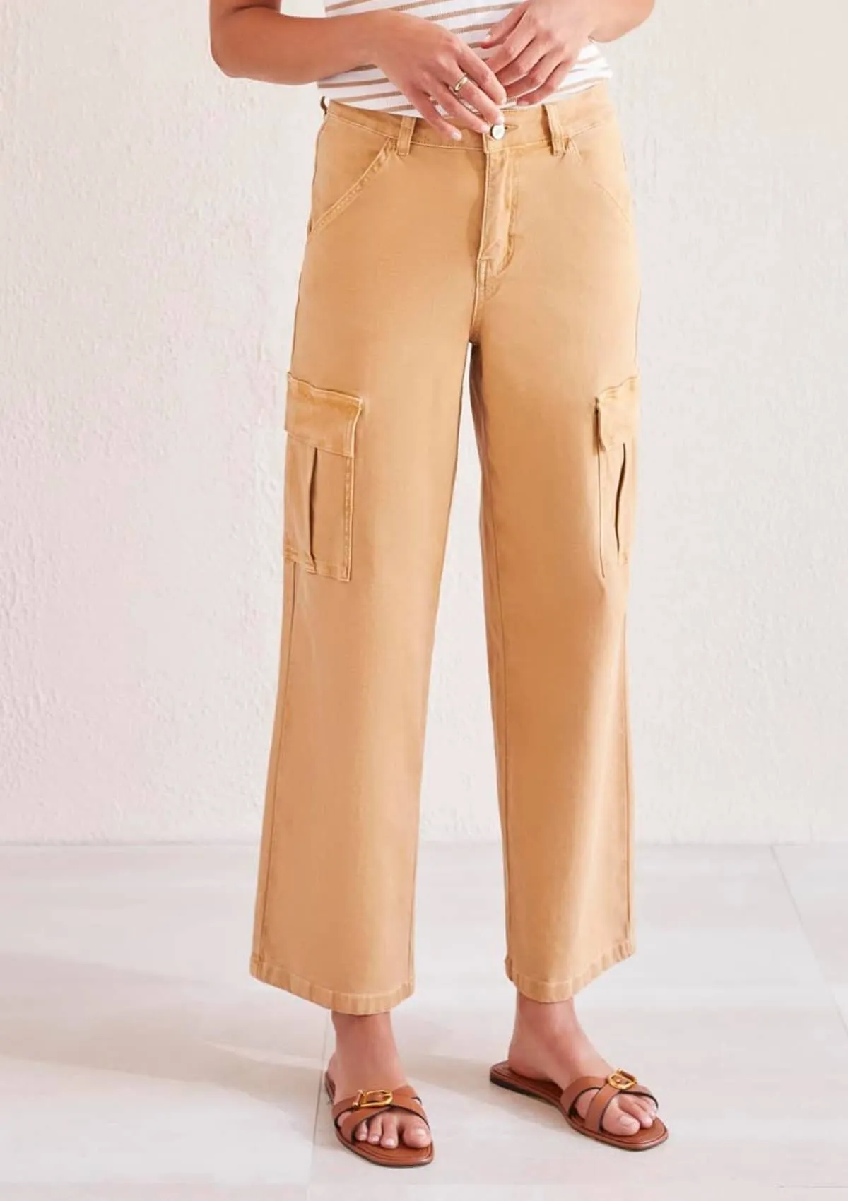 Brooke Hugging Wide Leg Jeans with Cargo Pockets