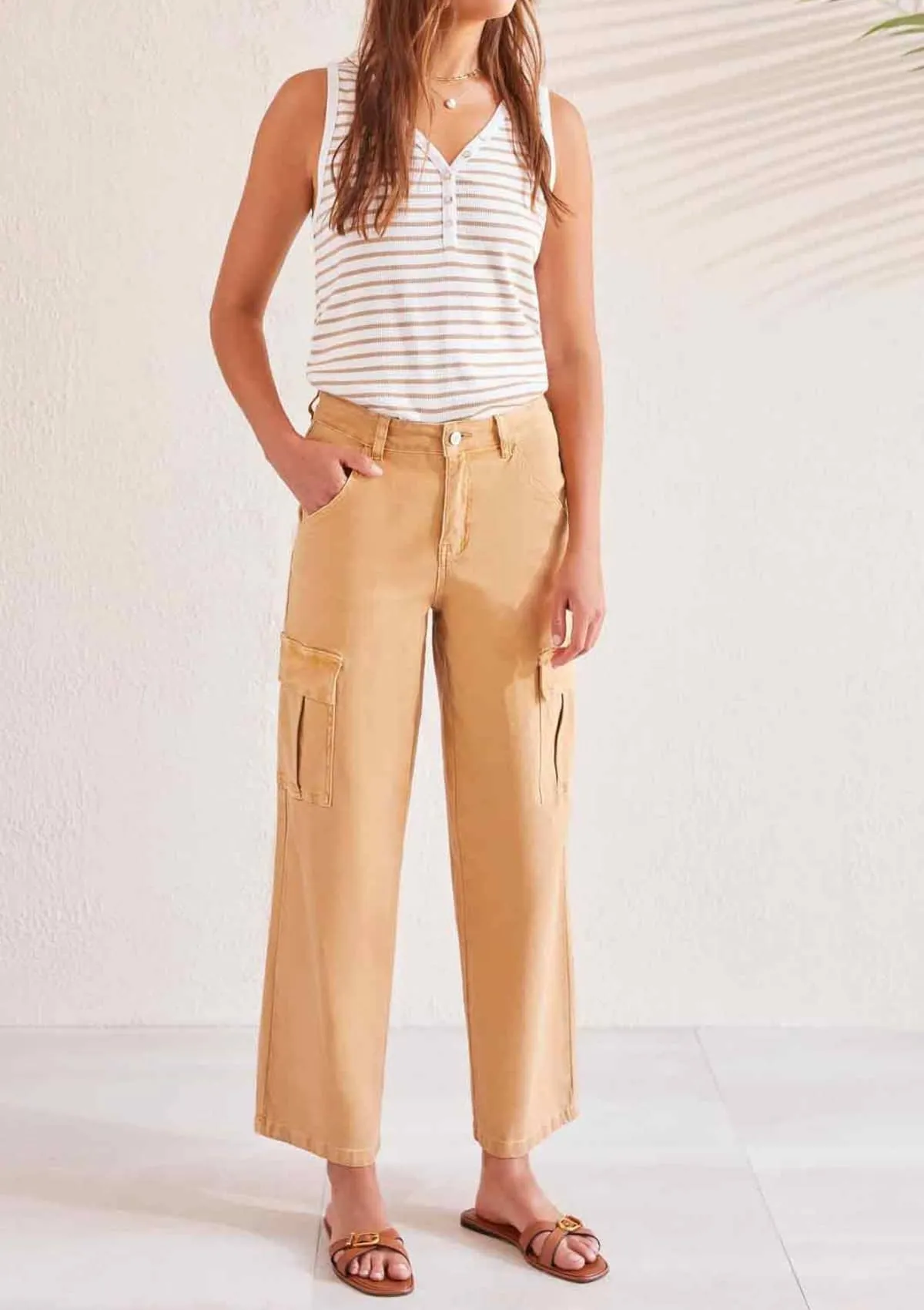Brooke Hugging Wide Leg Jeans with Cargo Pockets